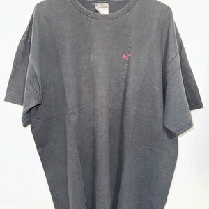 Vintage Nike Men's Black/Red Graphic T-Shirt